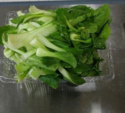 蒜蓉油菜的做法家常饭,椒香蒜泥油菜教程图2