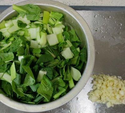 蒜蓉油菜的做法家常饭,椒香蒜泥油菜教程图3