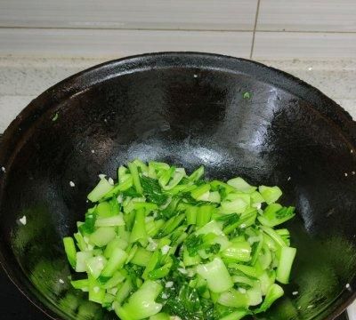 蒜蓉油菜的做法家常饭,椒香蒜泥油菜教程图7