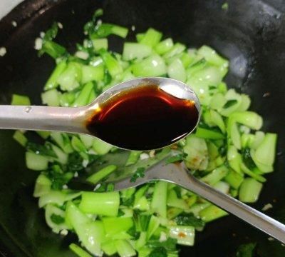 蒜蓉油菜的做法家常饭,椒香蒜泥油菜教程图8