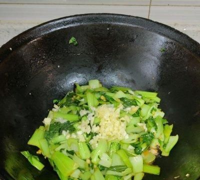 蒜蓉油菜的做法家常饭,椒香蒜泥油菜教程图9