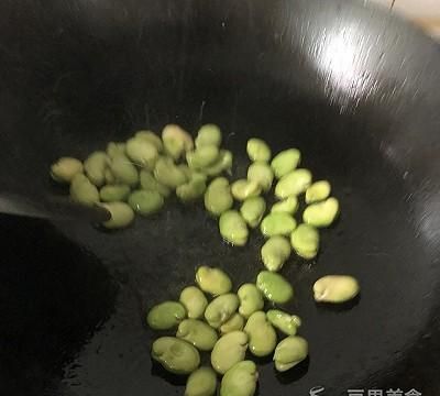 清炒蚕豆的做法,蚕豆瓣清炒菜谱图3