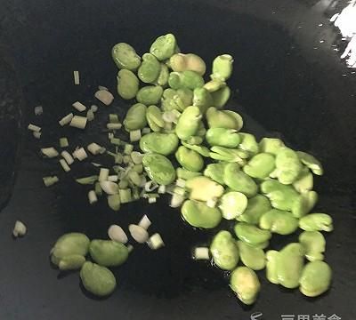 清炒蚕豆的做法,蚕豆瓣清炒菜谱图4