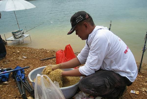 野钓鲫鱼低成本散炮配方(野钓鲫鱼怎样开一款好的散炮)图5