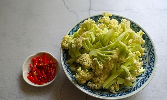 炒花菜很少用肉也很下饭,炒花菜的家常做法不放蚝油图3