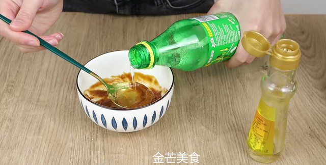 用油调花生酱,调花生酱要放热水图5