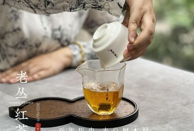 红茶用玻璃杯直接冲泡好吗,红茶和绿茶用盖碗怎么泡图9