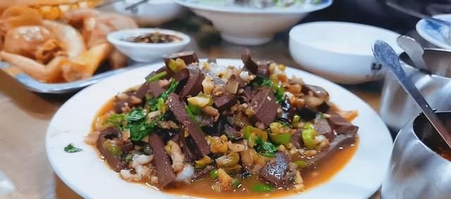 大厨教你做美食,豆腐烧鸡血怎么做好吃图1