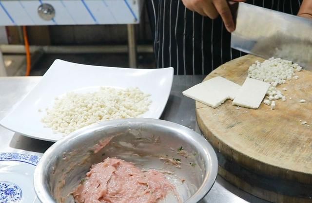 如何做牛肉饼皮薄馅多还不破(酥脆牛肉饼的面和法)图3