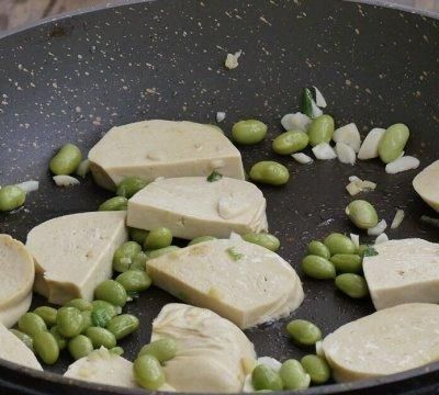 酱香素鸡炒毛豆,毛豆炒素鸡图4