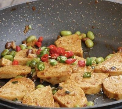 酱香素鸡炒毛豆,毛豆炒素鸡图7