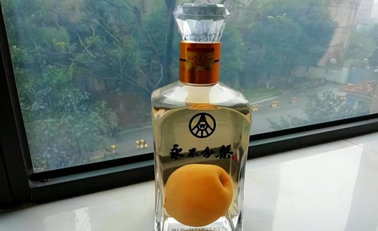 五粮液永不分梨酒怎么装进去的,五粮液的永不分梨怎么把梨拿出来图1