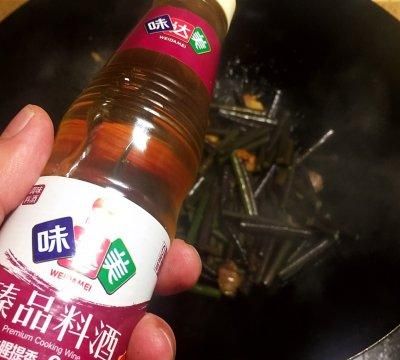 春日的馈赠蕨菜炒五花肉(酸蕨菜炒五花肉)图11