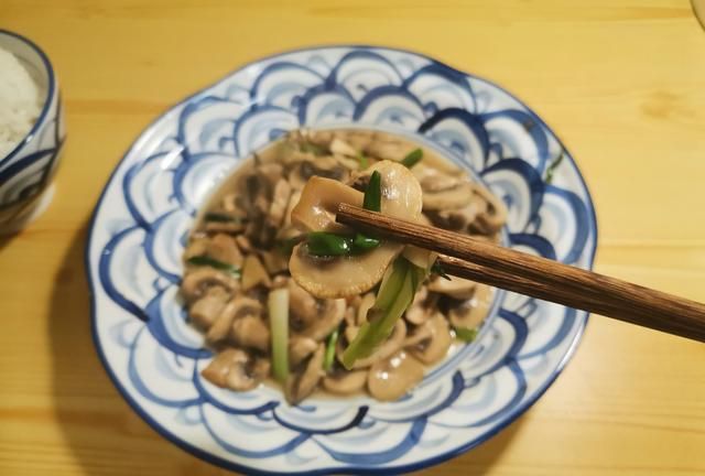 白蘑菇怎么炒才好吃又营养,香菇杏鲍菇白蘑菇做下饭菜图1