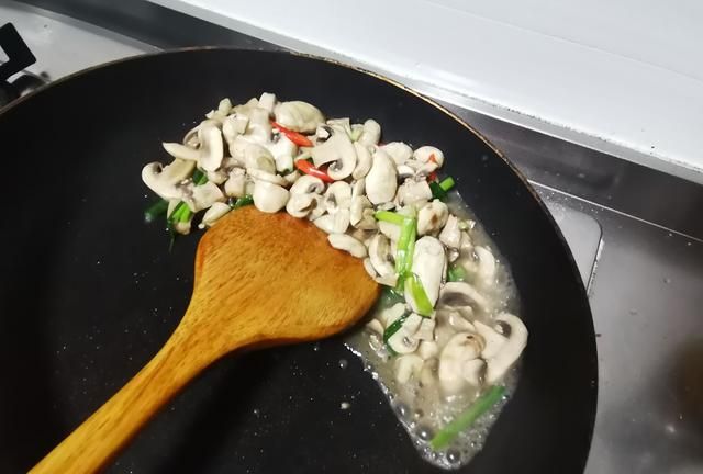 白蘑菇怎么炒才好吃又营养,香菇杏鲍菇白蘑菇做下饭菜图7