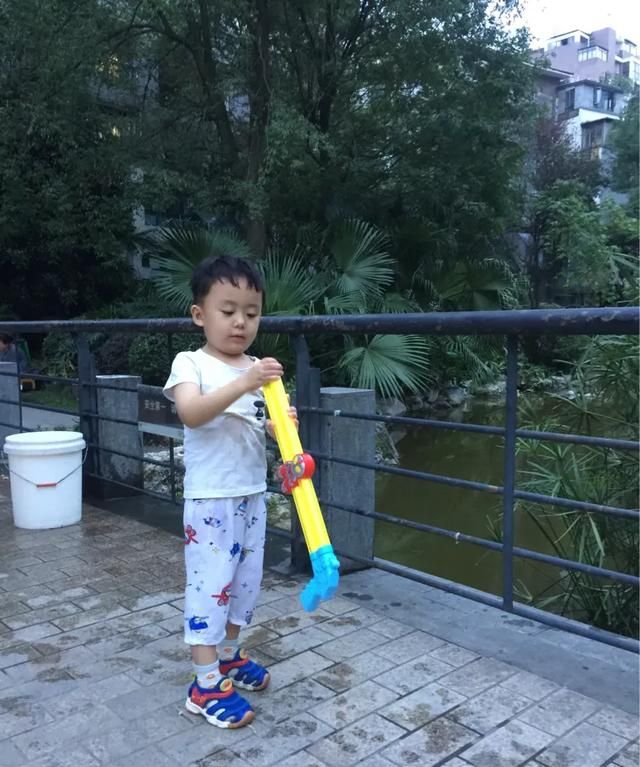 3岁的幼儿园小朋友,不乖乖写作业怎么办呢图2