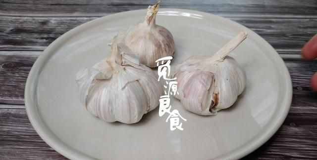 炒菜时加入大蒜到底好不好吃(吃中药用大蒜炒菜有影响吗)图7