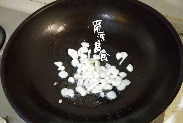 炒菜时加入大蒜到底好不好吃(吃中药用大蒜炒菜有影响吗)图9