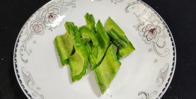 夏季消暑之黄豆苦瓜排骨汤图7