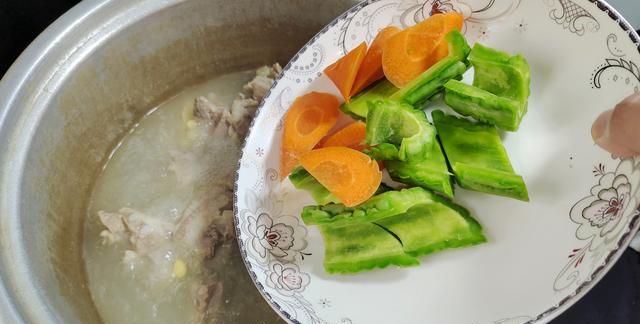 夏季消暑之黄豆苦瓜排骨汤图11