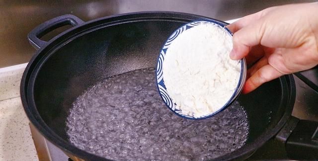 糯米粉最好吃的做法,开水一烫,两手一捏,一餐可以吃6个图4