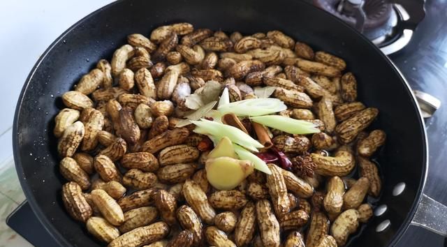 盐水煮花生怎么煮才能入味,盐水毛豆水煮花生图4