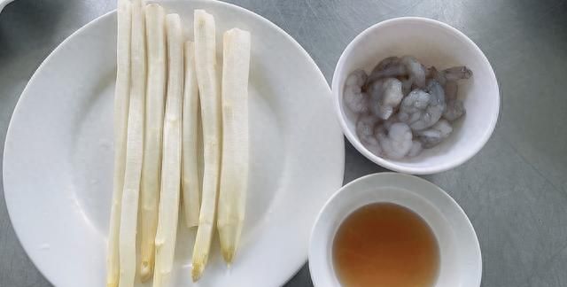 一个小窍门炒芦笋味道更鲜美,怎样素炒芦笋才好吃图1