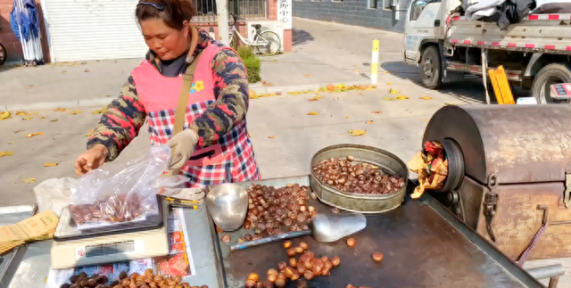 炒熟的板栗怎么剥方便,炒板栗怎么剥壳比较容易图2