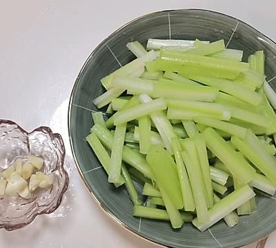 芹菜炒肉片的做法家常菜图2