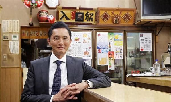 孤独的美食家
，孤独的美食家幕后的艰辛：一集吃50家店，主演“五郎”就是吃不胖图1