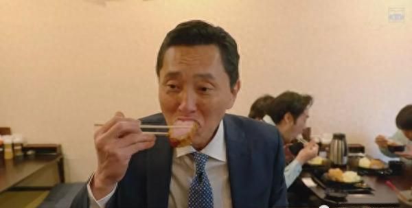 孤独的美食家
，孤独的美食家幕后的艰辛：一集吃50家店，主演“五郎”就是吃不胖图20