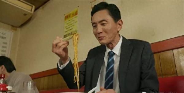 孤独的美食家
，孤独的美食家幕后的艰辛：一集吃50家店，主演“五郎”就是吃不胖图22