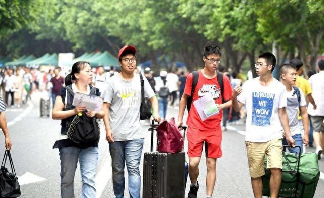 大学食堂的饭真的是好吃又实惠,学校食堂生活费可以用于哪些方面图2