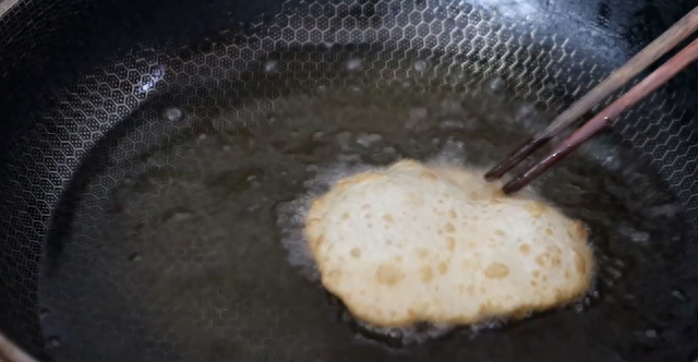 一碗面粉和一碗开水做的油饼(开水和面油饼怎么做又软又好吃)图4