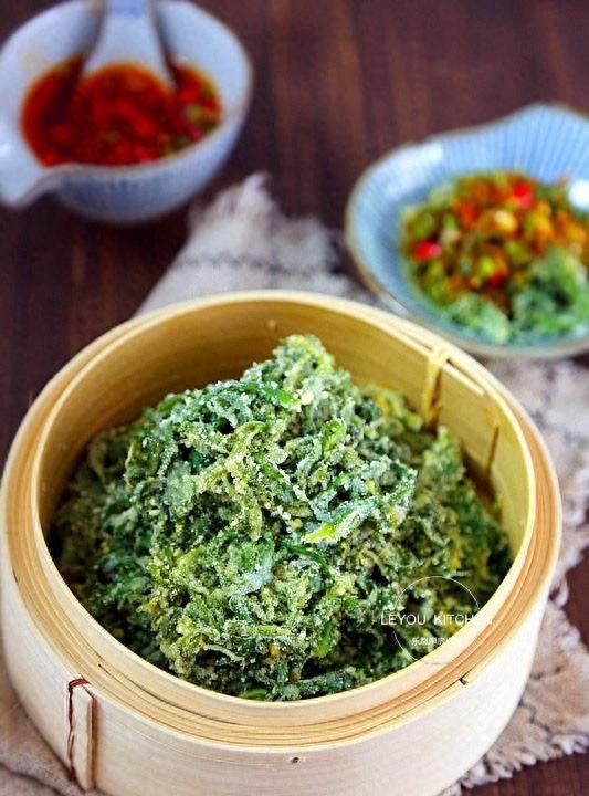 茼蒿叶拌面粉蒸着吃怎么做,茼蒿和面粉炒法图2