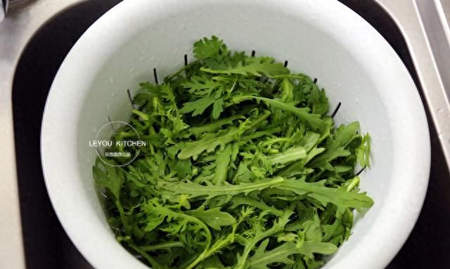 茼蒿叶拌面粉蒸着吃怎么做,茼蒿和面粉炒法图5