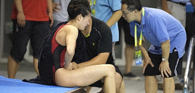 女运动员为何赛后忍痛扯泳衣？揭露她们背后的心酸遭遇图32