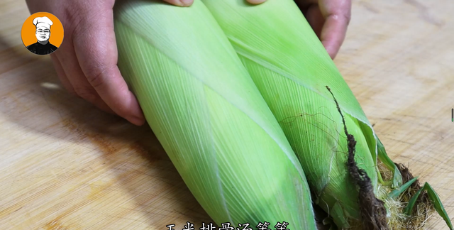 玉米上有个小开关，剪刀一扎一转，玉米粒轻松脱落，真是太实用图4