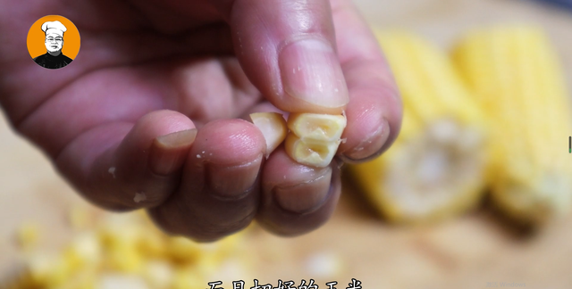 玉米上有个小开关，剪刀一扎一转，玉米粒轻松脱落，真是太实用图6