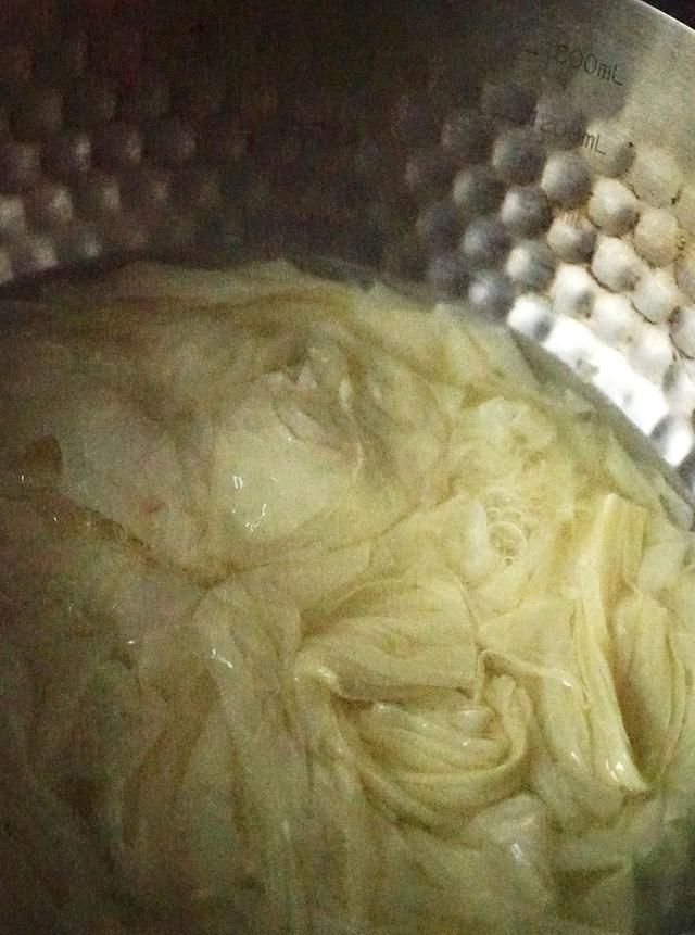 豆浆做腐竹多久起一层膜,开水煮黄豆豆浆的做法图5