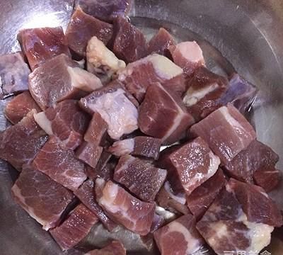 红烧牛肉的做法(红烧牛肉的做法牛肉烧土豆)图2