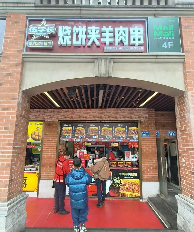 大学城的美食街在哪,大学城美食街夜晚霓虹灯璀璨图20