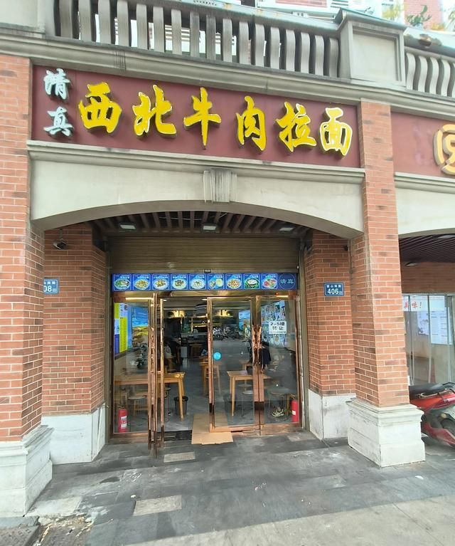 大学城的美食街在哪,大学城美食街夜晚霓虹灯璀璨图24