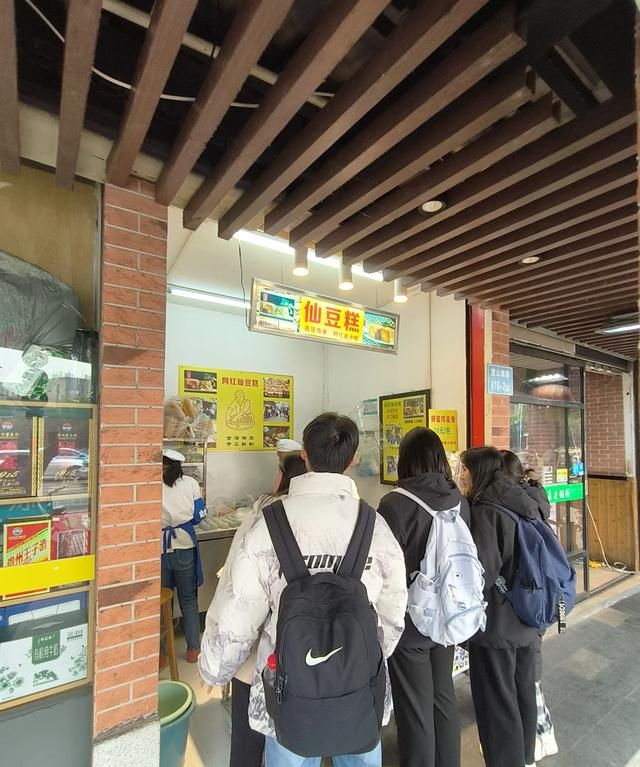 大学城的美食街在哪,大学城美食街夜晚霓虹灯璀璨图26