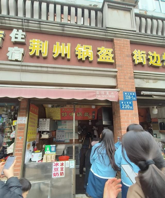 大学城的美食街在哪,大学城美食街夜晚霓虹灯璀璨图32