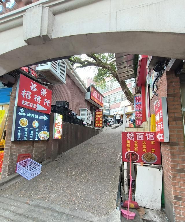 大学城的美食街在哪,大学城美食街夜晚霓虹灯璀璨图34