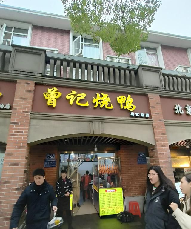 大学城的美食街在哪,大学城美食街夜晚霓虹灯璀璨图36