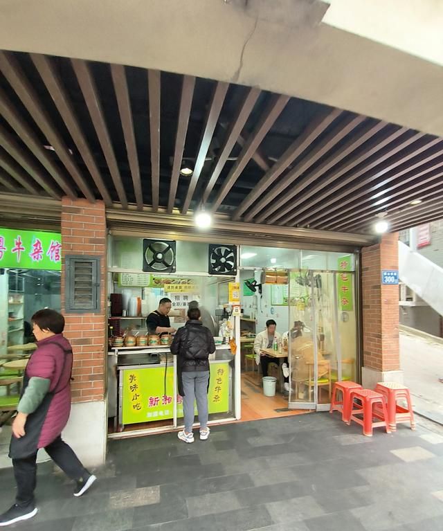 大学城的美食街在哪,大学城美食街夜晚霓虹灯璀璨图40