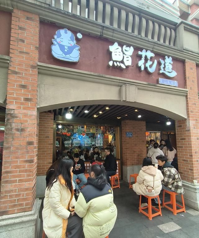 大学城的美食街在哪,大学城美食街夜晚霓虹灯璀璨图41