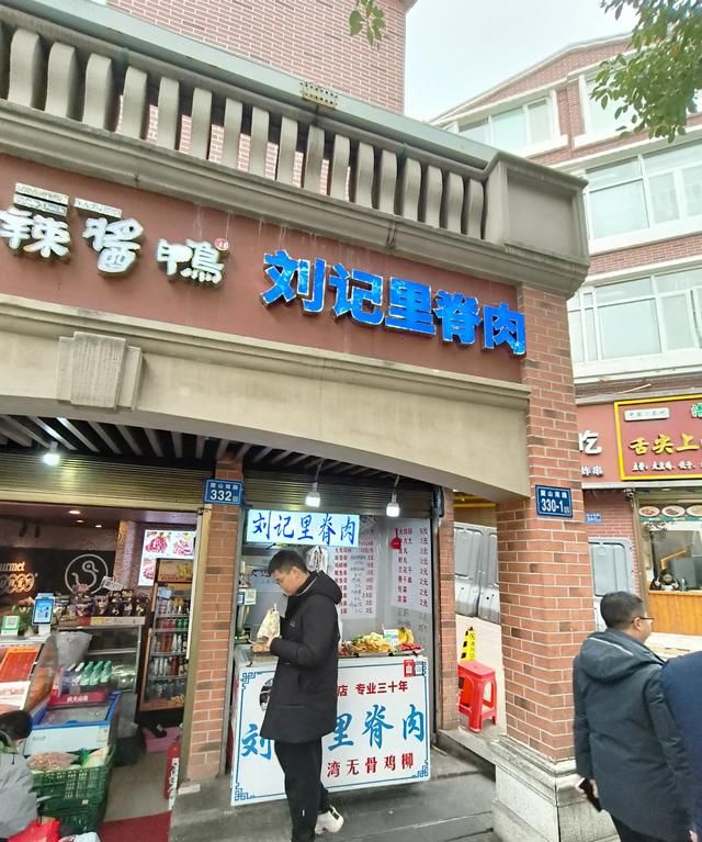 大学城的美食街在哪,大学城美食街夜晚霓虹灯璀璨图43